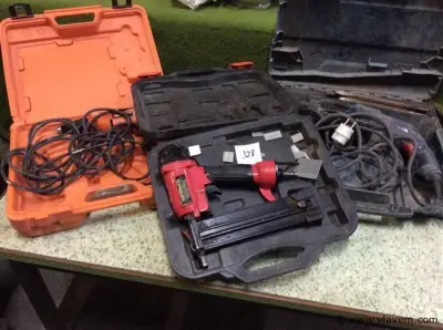 Werkmateriaal oa nagelschietert – kavel bij Vlavem