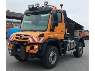 1 Daimler Unimog U 527 – kavel bij Zoll-Auktion, Passau