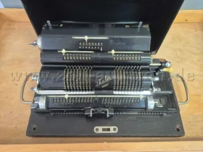 1 Rechenmaschine Thales Patent – kavel bij Zoll-Auktion, Kiel