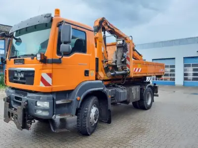 1 MAN TGM 18 t Abrollkipper mit Ladekran – kavel bij Zoll-Auktion, Glinde