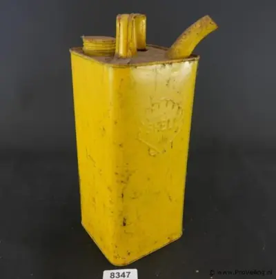 Vintage gele metalen Shell-oliekan of petroleumblik, vermoedelijk uit de jaren 50. Het blik heeft een reliëf van het klassieke Shell-pectenlogo op… – kavel bij ProVeiling, Wagening