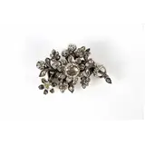 Een 1e gehalte zilveren takbroche gezet met roosgeslepen diamant met onedel montuur en 14-kt gouden speld – kavel bij Veilinghuis Korendijk