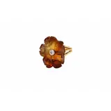 Een 18-kt gouden ring, bloemvormig gezet met barnsteen en centraal een diamant van circa 0.23 ct., Hollands gekeurd – kavel bij Veilinghuis Korendijk