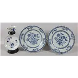 Twee gecontourneerd blauw/wit porseleinen borden, China, Qianlong 18e eeuw – kavel bij Veilinghuis Omnia