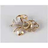 Een 14 krt 585/1000 geelgouden fantasiebroche, bezet met briljantgeslepen diamanten van circa 0.20 crt, 5x 0.05 crt en vele kleinere, circa 1940, b… – kavel bij Veilinghuis Omnia