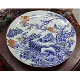 Een kapitale porseleinen Imari schotel, Japan, Arita, Meiji (1868-1912) – kavel bij Veilinghuis Omnia