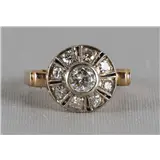 Een 14 krt 585/1000 gouden Art Deco ring met een briljant van 0.40 crt en een entourage van 8 diamanten van 0.04 crt per stuk – kavel bij Veilinghuis Omnia