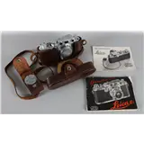Een Leica IIIC fotocamera in bruin lederen foedraal, inclusief handleiding – kavel bij Veilinghuis Omnia