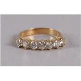 Een 14 krt 585/1000 geelgouden rijring, bezet met zeven briljantgeslepen diamanten Wesselton SI van totaal circa 1.45 crt, brutogewicht 3,4 gram, r… – kavel bij Veilinghuis Omnia