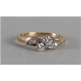 Een 14 krt 585/1000 gouden ring met 2 briljanten van 0.15 crt H-VS/SI per stuk en 6 achtkant geslepen diamanten – kavel bij Veilinghuis Omnia