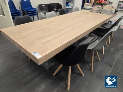 1 x Houten tafel met 3 x stalen kolomvoet en 8 x kunststof stoel – kavel bij Plaats Je Bod, Hoorn