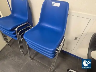4 x Stapelbare blauwe kunststof kantinestoel met verchroomd metalen frame – kavel bij Plaats Je Bod, Hoorn