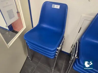 4 x Stapelbare blauwe kunststof kantinestoel met verchroomd metalen frame – kavel bij Plaats Je Bod, Hoorn