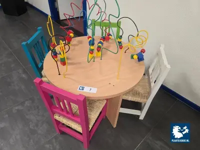 1 x Houten kinderspeeltafel en 4 x gekleurde stoel – kavel bij Plaats Je Bod, Hoorn