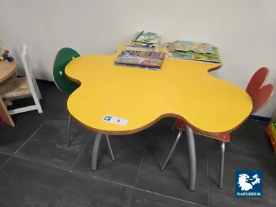 1 x Kindertafel met 2 x stoel en diverse puzzels, boeken en kleurpotloden – kavel bij Plaats Je Bod, Hoorn