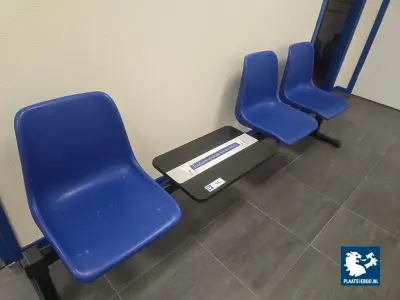 1 x 3-Zits wachtkamerbank met kunststof kuipstoelen en centrale tafel – kavel bij Plaats Je Bod, Hoorn