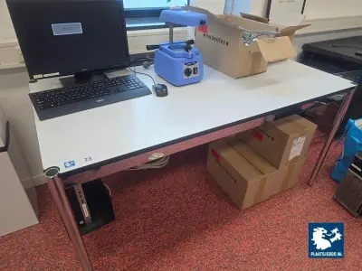 1 x Bureau met verrijdbare in hoogte verstelbare bureaustoel met armleggers – kavel bij Plaats Je Bod, Hoorn