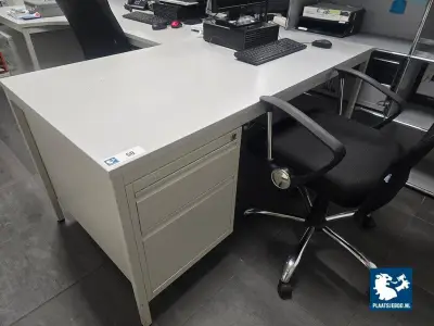 2 x Bureau met 2 x verrijdbare bureaustoel, 2 x ladeblok en 2 x archiefkast – kavel bij Plaats Je Bod, Hoorn