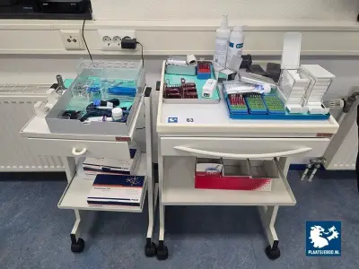 2 x Verrijdbare tandheelkundige instrumentenwagen met diverse medische instrumenten – kavel bij Plaats Je Bod, Hoorn