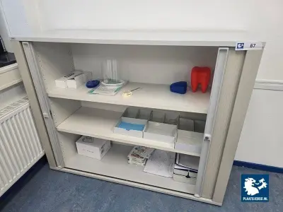 1 x Archiefkast met jaloeziedeuren met diverse inhoud – kavel bij Plaats Je Bod, Hoorn