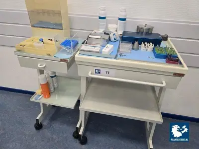 2 x Verrijdbare tandheelkundige instrumentenwagen – kavel bij Plaats Je Bod, Hoorn