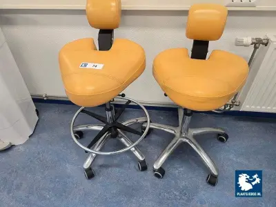 1 x Verrijdbare werkstoel met rugleuning en 1 x ergonomische zadelkruk/zadelzit – kavel bij Plaats Je Bod, Hoorn