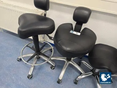 2 x Verrijdbare werkstoel met rugleuning en 2 x ergonomische zadelkruk/zadelzit – kavel bij Plaats Je Bod, Hoorn
