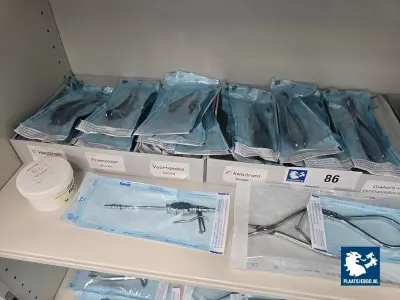 1 x Grote partij diverse soorten medische tangen/ gereedschap – kavel bij Plaats Je Bod, Hoorn