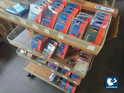 7 x Houten enkelzijdige winkelstelling met inhoud – kavel bij Plaats Je Bod, Heerhugowaard