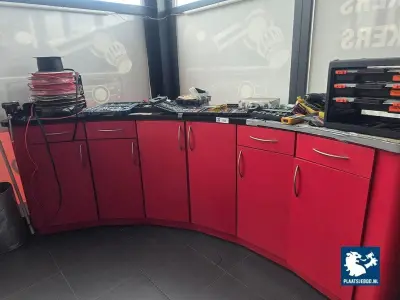 1 x Gebogen houten meubel met laden en kasten inclusief de inhoud – kavel bij Plaats Je Bod, Heerhugowaard