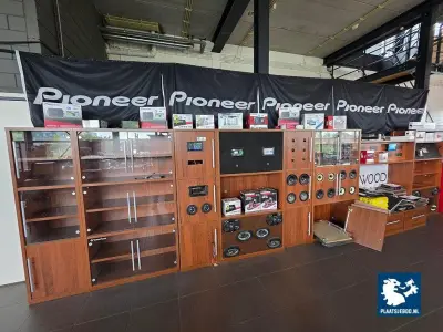 1 x 10-Delige winkeldisplay/ wandstelling met inhoud – kavel bij Plaats Je Bod, Heerhugowaard