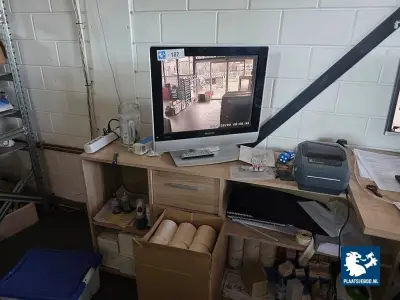 1 x L-vormig bureaumeubel met 2 x bureaustoel, Philips monitor met bewakingscameras, Zebra labelprinter en diverse inhoud – kavel bij Plaats Je Bod, Heerhugowaard