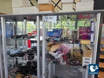 1 x Partij diverse speakers en caraudio onderdelen met 3 x glazen vitrinekasten – kavel bij Plaats Je Bod, Heerhugowaard