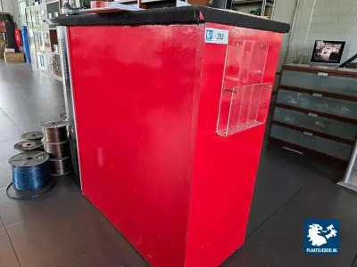 1 x 3-Delige gebogen houten receptiebalie met diverse inhoud – kavel bij Plaats Je Bod, Heerhugowaard