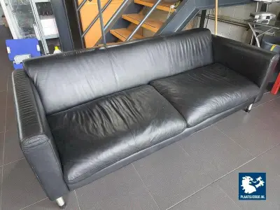 1 x Lederen zitbank, verrijdbare glazen salontafel, glazen computerbureau, bloembak en divers kantinegerief – kavel bij Plaats Je Bod, Heerhugowaard