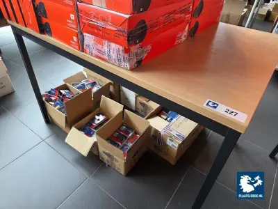 2 x Stalen schrijftafel met repro houten bovenblad – kavel bij Plaats Je Bod, Heerhugowaard