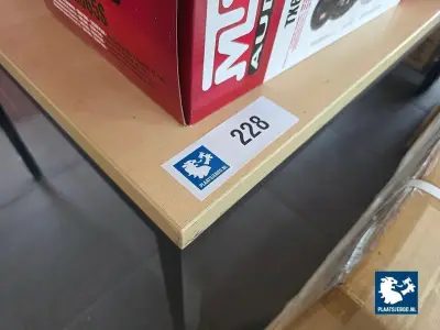 2 x Stalen schrijftafel met repro houten bovenblad – kavel bij Plaats Je Bod, Heerhugowaard
