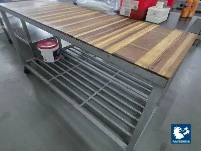 1 x Stalen 2-etage verrijdbare werktafel met houten blad – kavel bij Plaats Je Bod, Harmelen