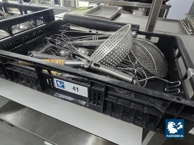 2 x Krat met diverse keuken gereedschap – kavel bij Plaats Je Bod, Harmelen