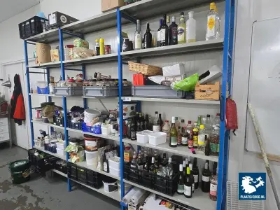 3 x Sectie magazijnstelling met inhoud waaronder diverse kruiden, drank etc – kavel bij Plaats Je Bod, Harmelen