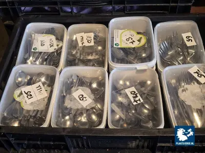 1 x Partij vorkjes en lepes in 1 x krat – kavel bij Plaats Je Bod, Harmelen