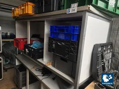 2 x Werktafel met diverse inhoud – kavel bij Plaats Je Bod, Harmelen