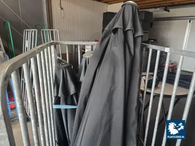 1 x Rolcontainer met 5 x parasol – kavel bij Plaats Je Bod, Harmelen