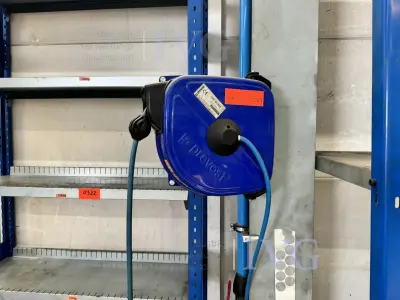 Druckluftschlauchabroller (blau) PREVOST – kavel bij IVG, Gaimersheim