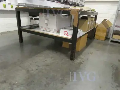 Stahl-Tisch – kavel bij IVG, Saarbrücken