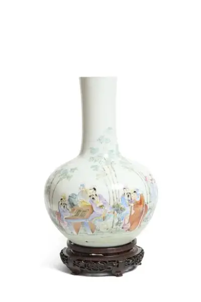 Chine, époque République (1912-1949) Vase Tianqiuping en porcelaine à décor de personnages en émaux… – kavel bij Galerie Moderne, Elsene (Brussel)