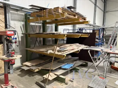 Kragarmregal (gelb/grün) – kavel bij IVG, Einbeck