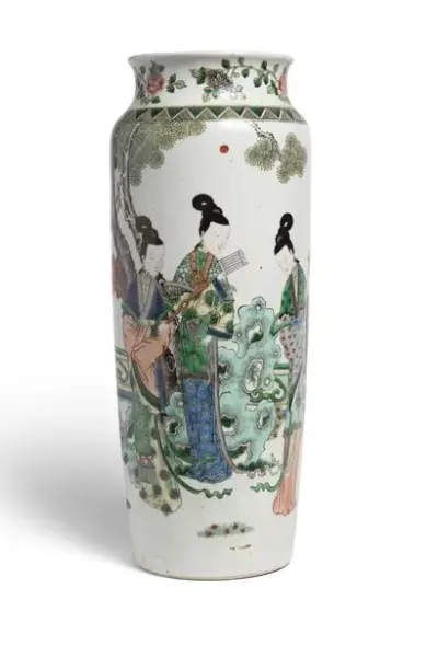 Chine, XIXe siècle Vase rouleau en porcelaine à décor d'élégantes en émaux de la… – kavel bij Galerie Moderne, Elsene (Brussel)
