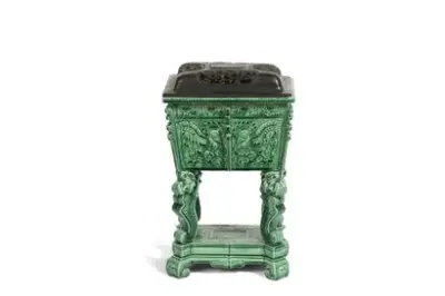 Chine, XIXe siècle Brûle-parfum en porcelaine monochrome verte à décor archaïsant Couvercle en bois… – kavel bij Galerie Moderne, Elsene (Brussel)