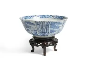 Chine, XIXe siècle Bol en porcelaine de style Kangxi à décor floral en émaux… – kavel bij Galerie Moderne, Elsene (Brussel)